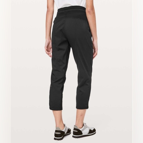 Lululemon Dance Studio Crop 25” Pants — Black | Size 4| Excellent Condition - Picture 3 of 8
